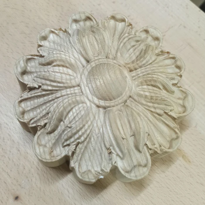 Різблення по дереву, декор розетка